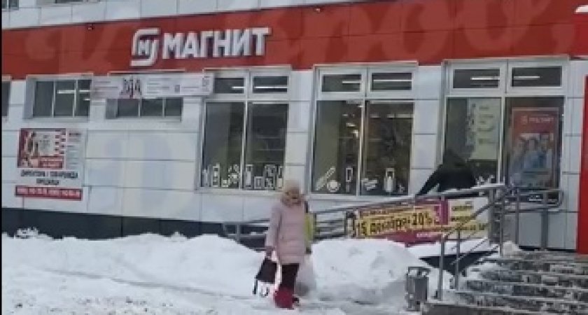 В Коврове на женщину едва не обрушилась глыба снега