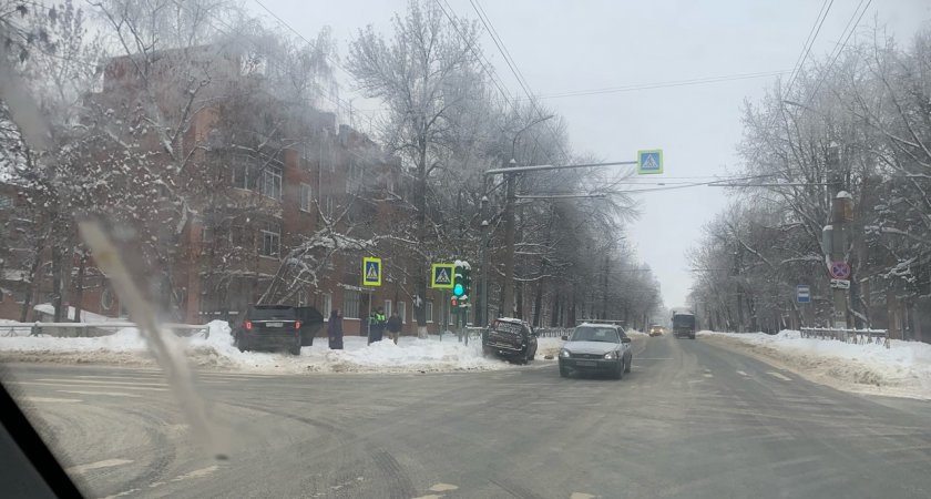 Во Владимире легковушка вылетела на тротуар