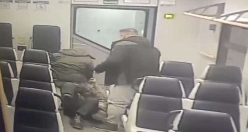 Житель Владимирской области зарезал попутчика в электричке в Подмосковье