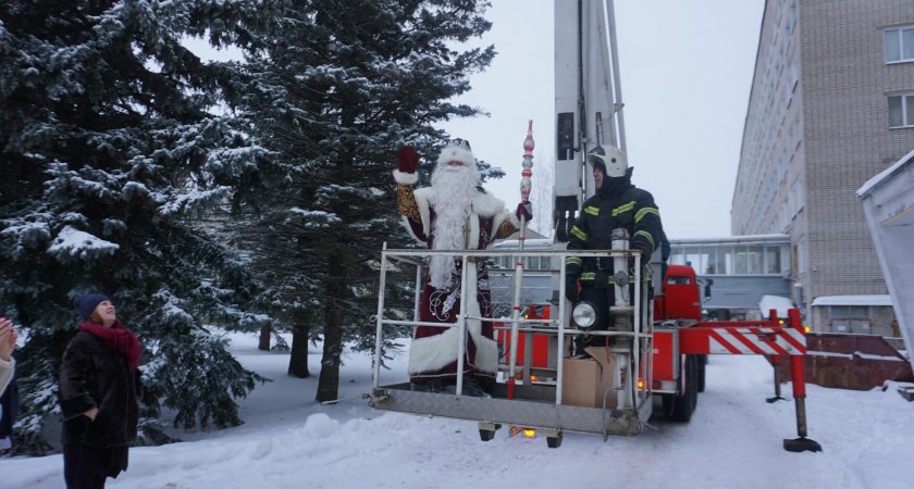 В Коврове Дед Мороз поздравил юных пациентов больницы с помощью автовышки