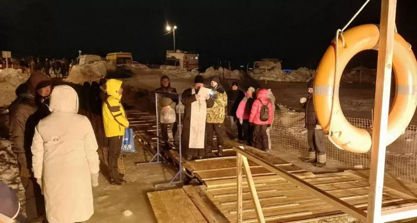 Фото к статье: Во Владимирской области за крещенскими купаниями следили Росгвардия и ГИБДД