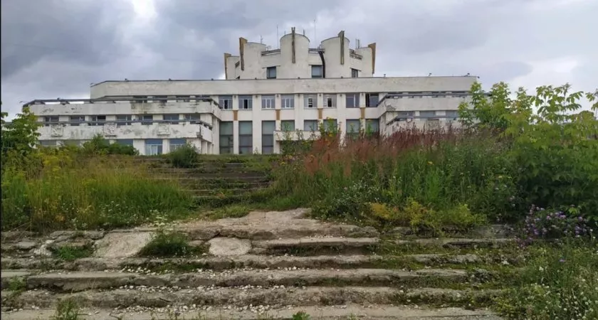 Фото к статье: Авдеев пообещал наконец-то привести в порядок территорию вокруг ДТЮ во Владимире