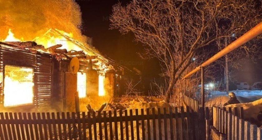В Кольчугинском районе пожар охватил деревянный жилой дом