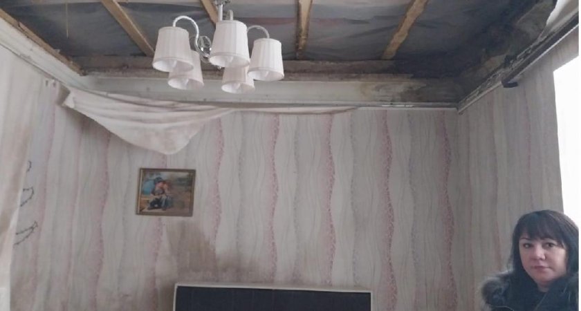 В Александровском районе в одной из квартир жилого дома рухнул потолок