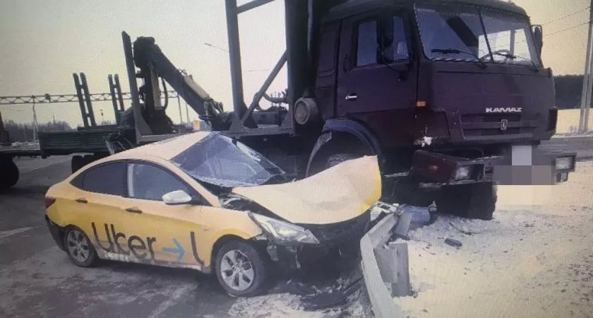 Фото к статье: Под Муромом лесовоз раздавил автомобиль такси
