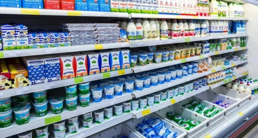 Фото к статье: В России заговорили о том, что с полок магазинов могут пропасть сметана и ряд сыров