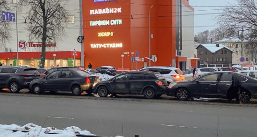 В Коврове собрался "автопоезд" из нескольких машин