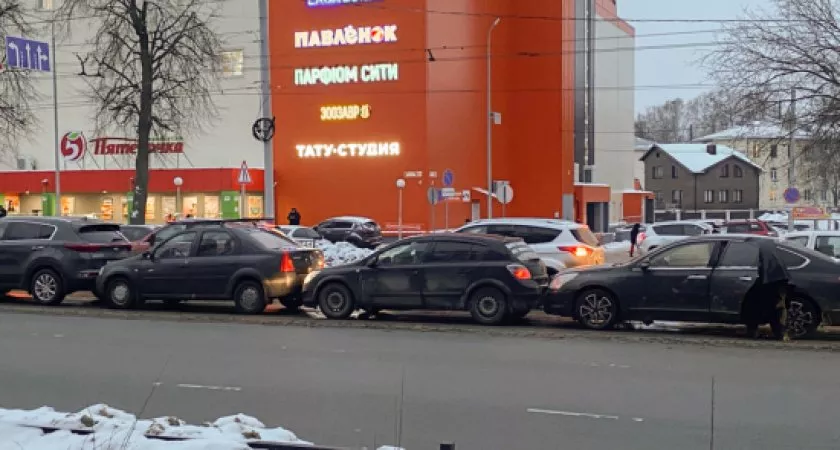 Фото к статье: В Коврове собрался "автопоезд" из нескольких машин