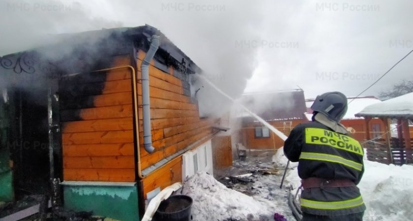 В Вязниковском районе пожар охватил жилой деревянный дом