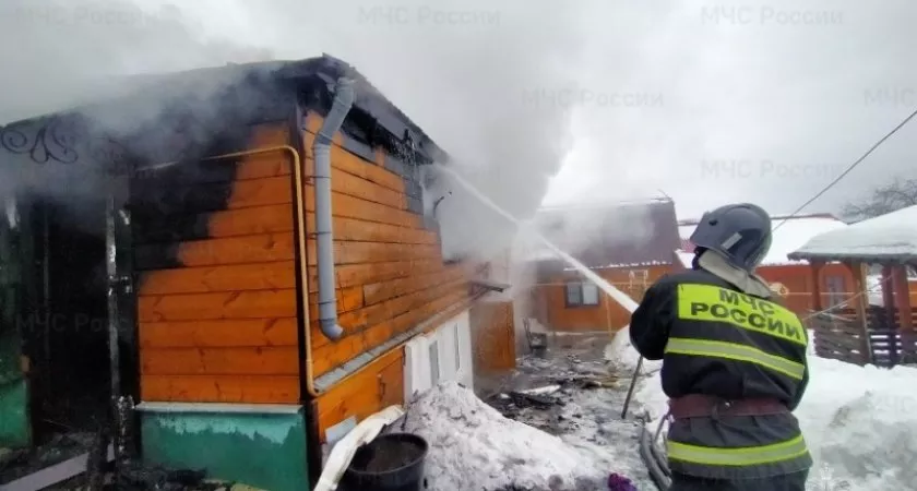 Фото к статье: В Вязниковском районе пожар охватил жилой деревянный дом