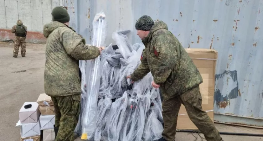 Фото к статье: Общественники из ОНФ привезли военнослужащим землякам специальные средства разведки