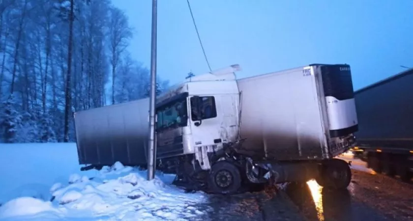 Фото к статье: В Петушинском районе на трассе М-12 фура сложилась пополам
