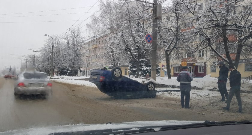 На проспекте Ленина во Владимире опрокинулась легковушка
