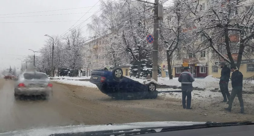 Фото к статье: На проспекте Ленина во Владимире опрокинулась легковушка
