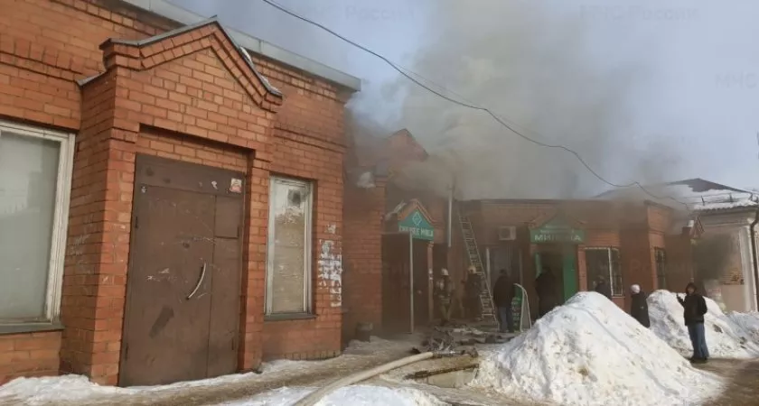 Фото к статье: В Александрове пожар уничтожил внутреннюю отделку и имущество одного из городских кафе