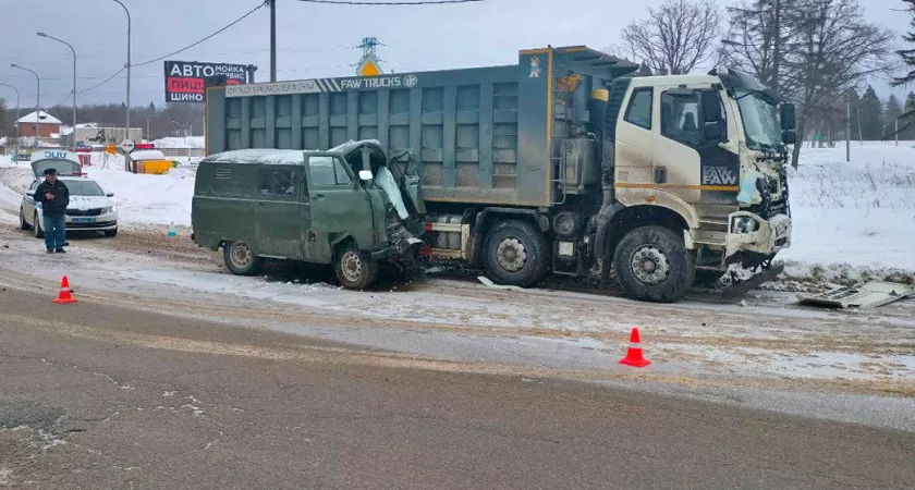 Фото к статье: Смертельное ДТП: во Владимирской области самосвал смял автомобиль лесничих