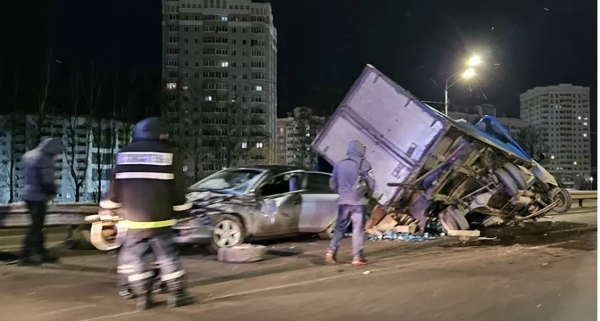 Фото к статье: Жуткое ДТП на Пекинке во Владимире: столкнулись два грузовика и легковушка