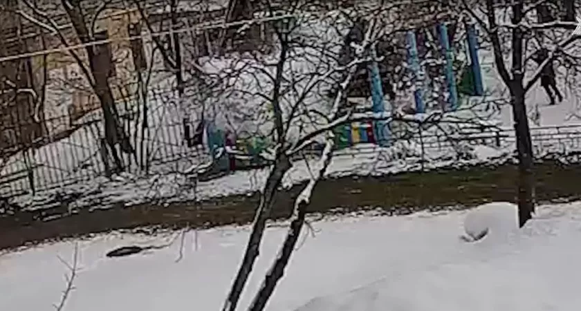 Фото к статье: Появилось видео обрушения веранды в детском садике Гусь-Хрустального