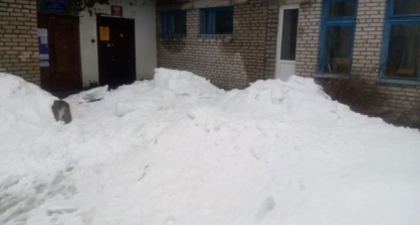 Правоохранители завели уголовное дело после обрушения на девочку снега с крыши детсада 