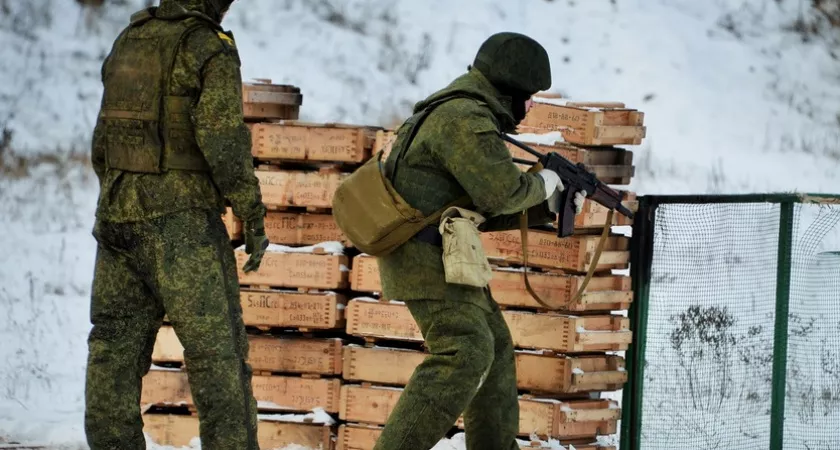 Фото к статье: В России предложили выплачивать половину довольствия семьям пропавших без вести солдат