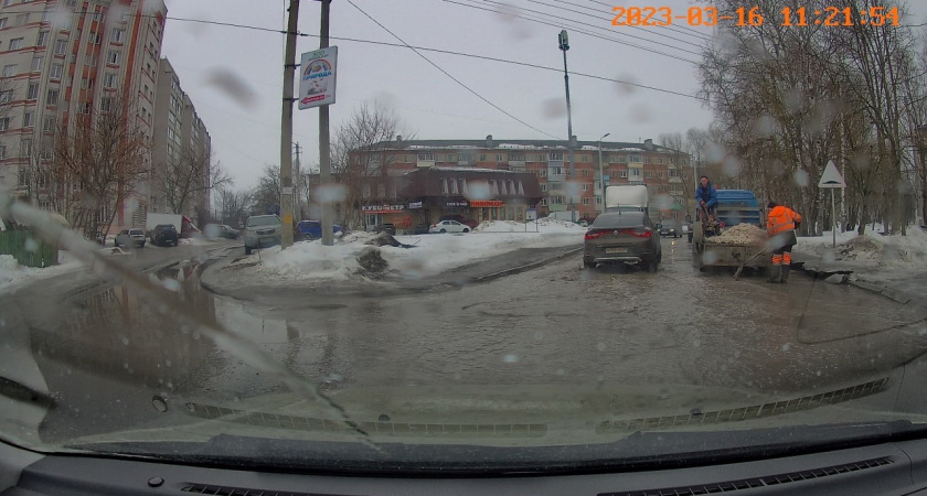 На разбитой улице Чапаева дорожники начали ремонтные работы