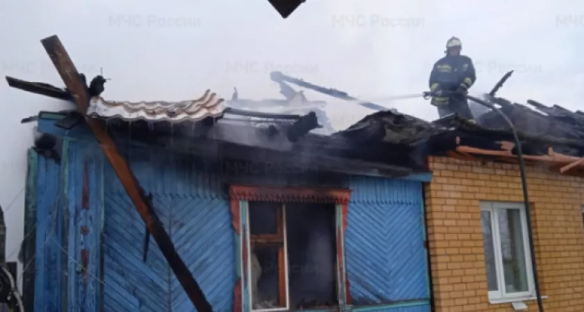 Фото к статье: Пожар в Гусь-Хрустальном едва не уничтожил жилой дом полностью