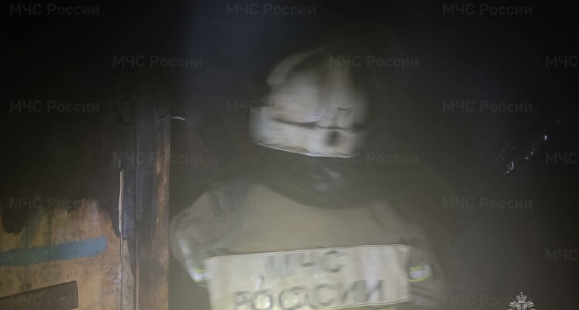 Александровские огнеборцы спасли из горящего дома 6 человек