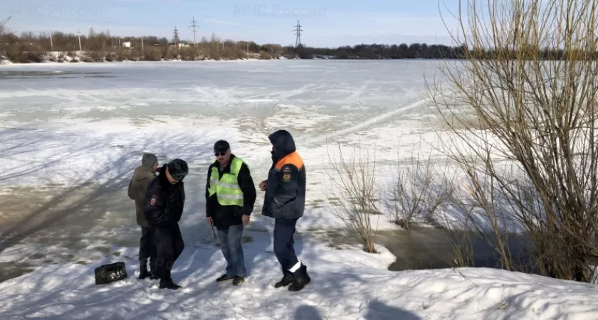 Фото к статье: В Коврове наказали 10 рыбаков, которые наплевали на запреты МЧС и вышли на лед водоема