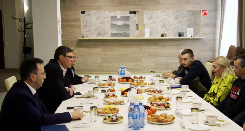 Фото к статье: "Вырвались из ада": губернатор Авдеев встретился с беженцами из Артемовска