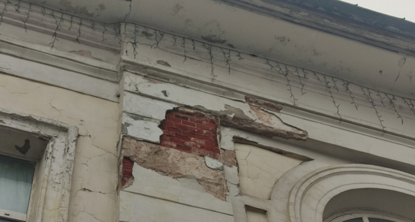 В центре Владимира на школьников упал кусок штукатурки