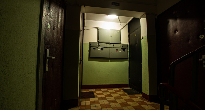 В российских многоэтажках жильцов могут обязать сносить тамбурные двери