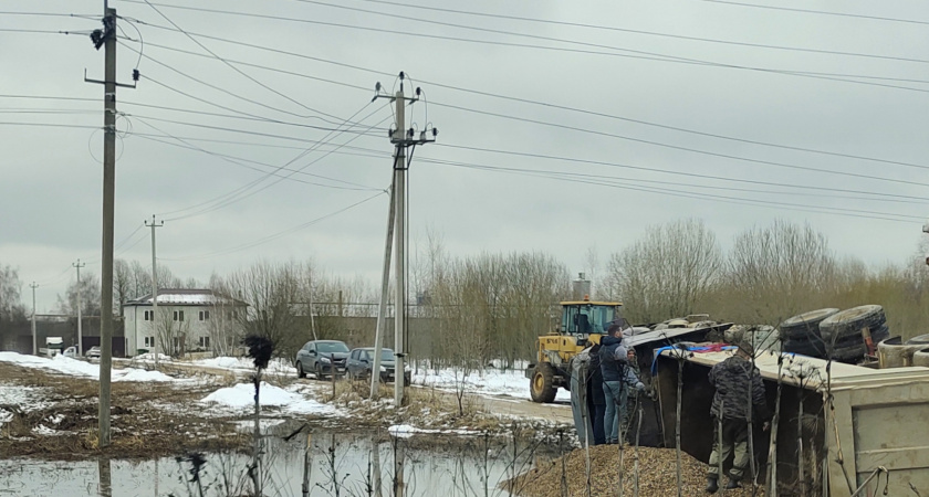 В Александровском районе грузовик с щебнем перевернулся в огромную лужу