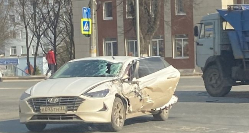 Во Владимире большегруз раздавил иномарку