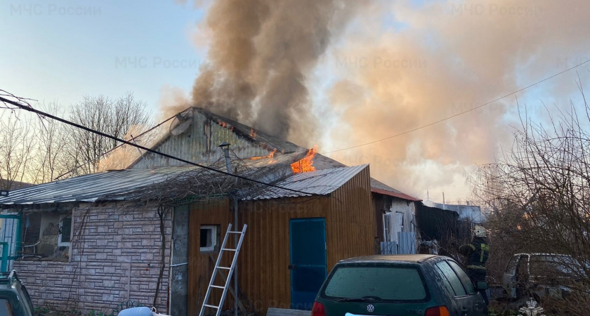 Крупный пожар произошел этим утром в Александровском районе