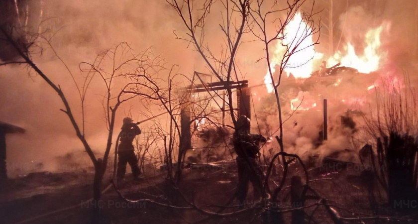 Ночной пожар уничтожил дачный дом с баней во Владимирской области