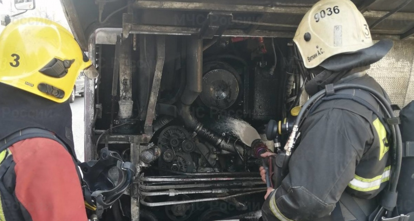 Во Владимире на Суздальском проспекте тушили автобус