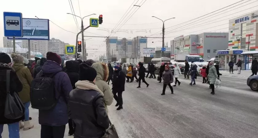 Фото к статье: На остановке общественного транспорта в Радужном ударили и обокрали мужчину