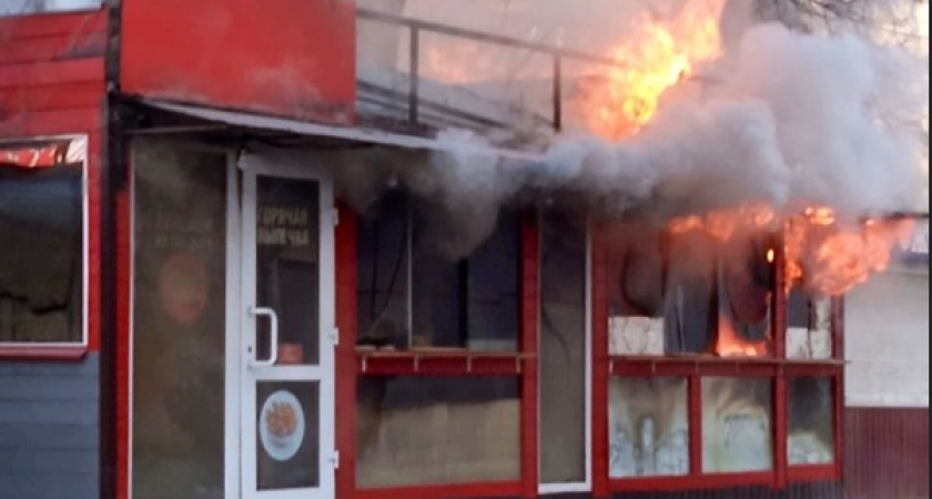 Во Владимире сгорел павильон с шаурмой