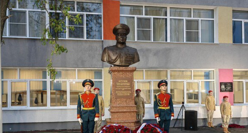 В Мариуполе установлен памятник Герою России из Владимира Роману Кутузову