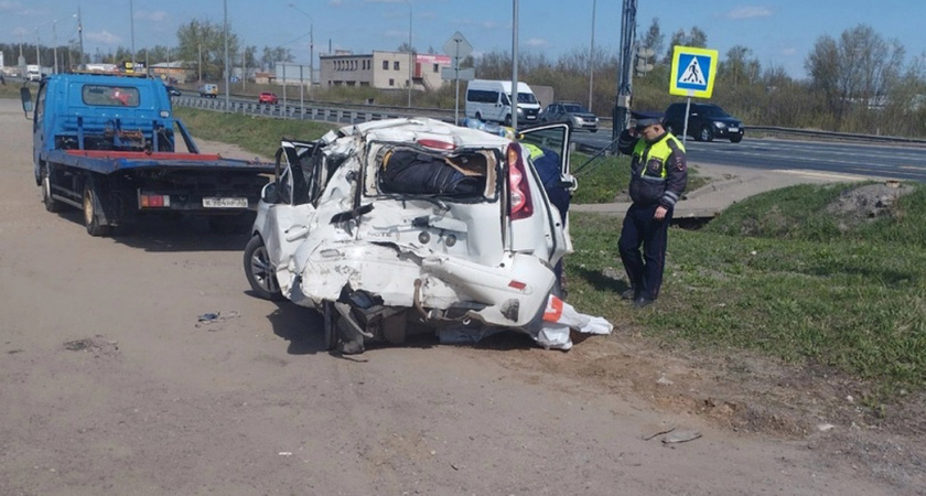 Машина всмятку: в Вязниках фура на полном ходу влетела в легковушку