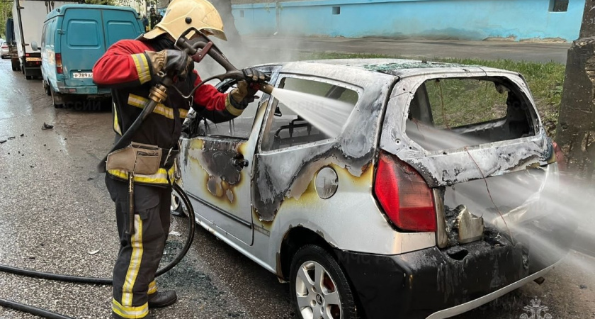 Вслед за киоском с шаурмой во Владимире сгорел автомобиль на той же улице