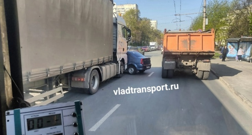 Во Владимире фура столкнулась с легковушкой у вечного огня