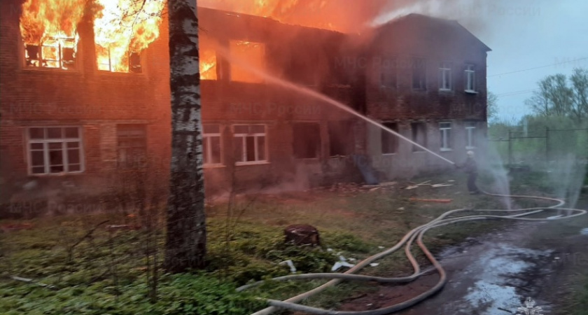 В Александровском районе сгорело заброшенное здание 