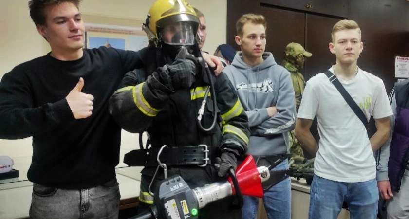 Фото к статье: В День призывника студенты владимирских вузов познакомились с работой спецслужб