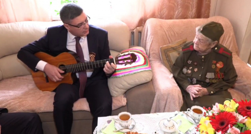 "От героев былых времен": губернатор Авдеев сыграл на гитаре и спел песню с ветераном ВОВ