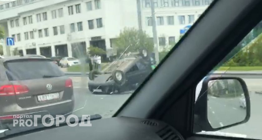В результате столкновения на Октябрьском проспекте во Владимире перевернулся автомобиль