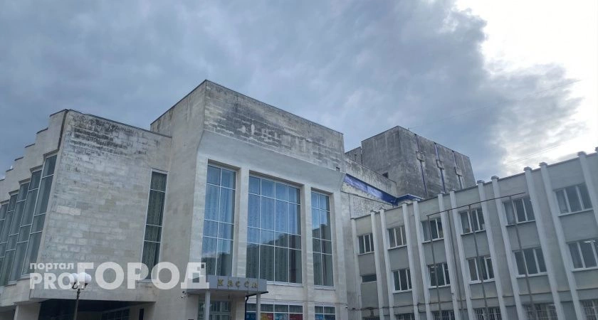 Фото к статье: Белокаменное здание ОДКИ во Владимире почернело: что говорят в Минкульте?