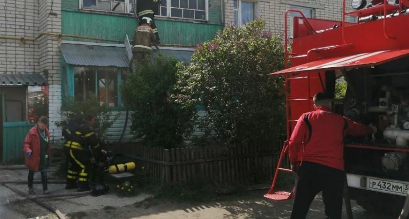 Фото к статье: Судогодскую пенсионерку на пожаре спасли пожарный извещатель и пожарный-человек