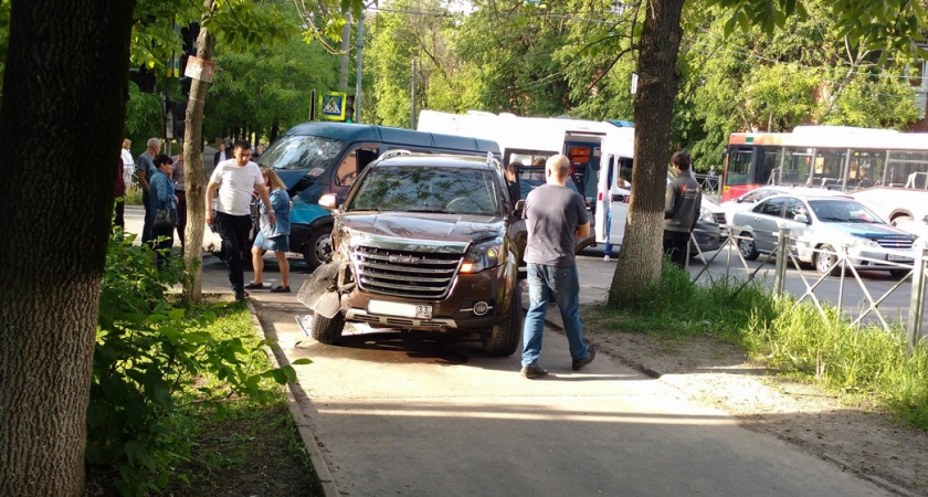 Фото к статье: ДТП во Владимире: внедорожник вылетел на тротуар