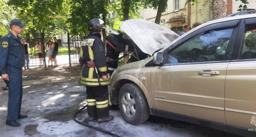 На Университетской во Владимире вспыхнул автомобиль